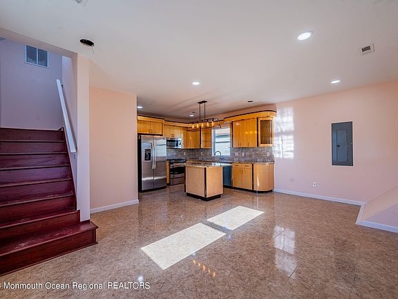 5th image of 25 Bayview Ave
