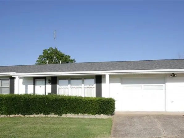 517 N 11th St, De Soto, MO 63020