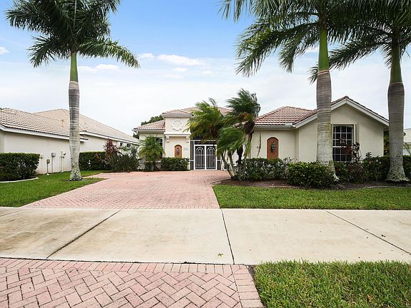 2nd image of 636 SW Lake Charles Cir