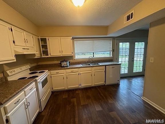 3rd image of 10 Glenwood Ct