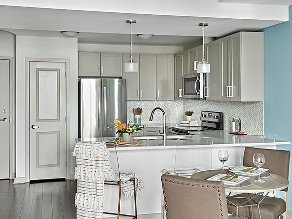 Contemporary 42" cabinets and mosaic tile backsplash