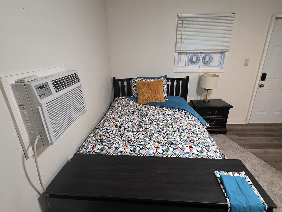 2nd image of 2886 Randall St #4
