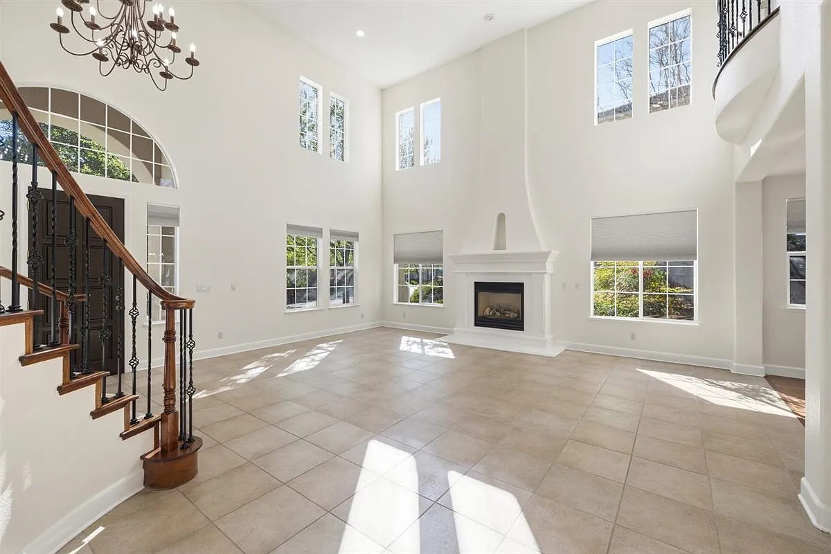 4 bed, 3527 sqft, $4,500 — Photo 3