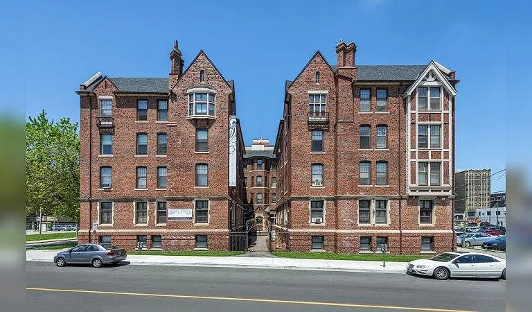 280 Park St W — Photo 1
