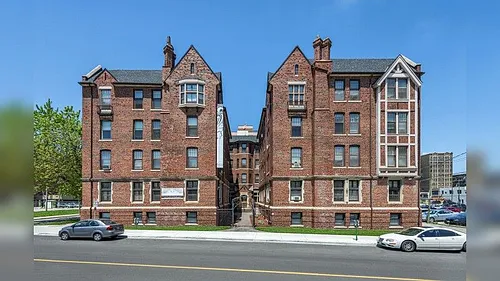 280 Park St W Photo 1