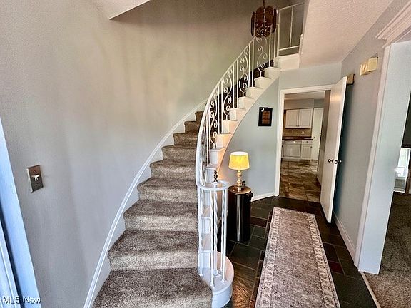 2nd image of 4 Meadowlawn Dr Unit 13
