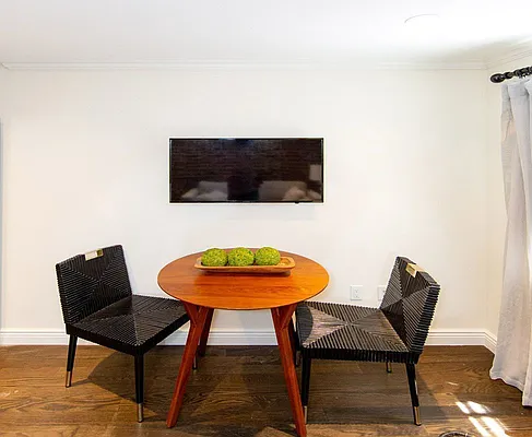 Rented by R New York | media 8