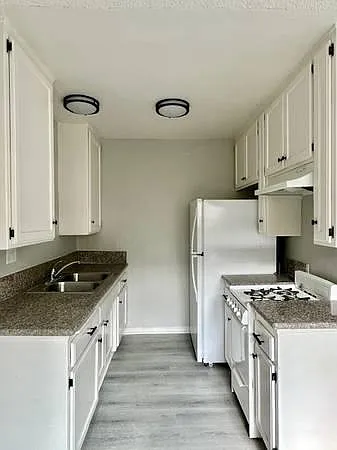 2 bed, 1.5 bath, 690 sqft, $2,400 — Photo 2