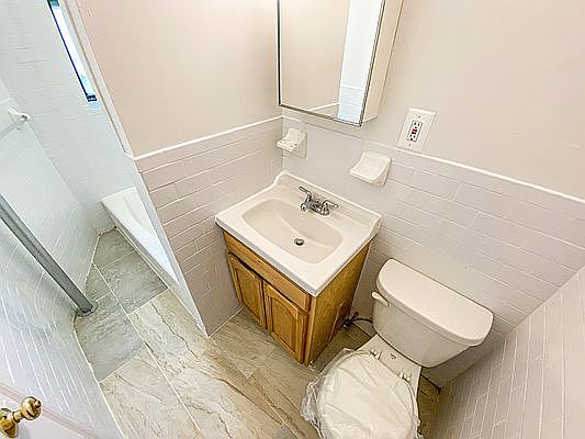 3rd image of 680 Melrose Ave APT 4S