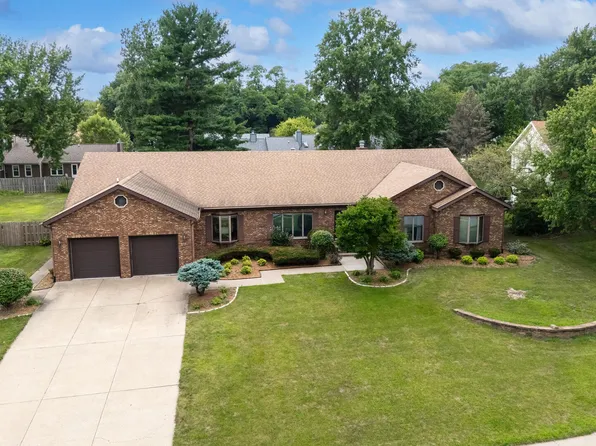 9 Vale Ct, Moline, IL 61265