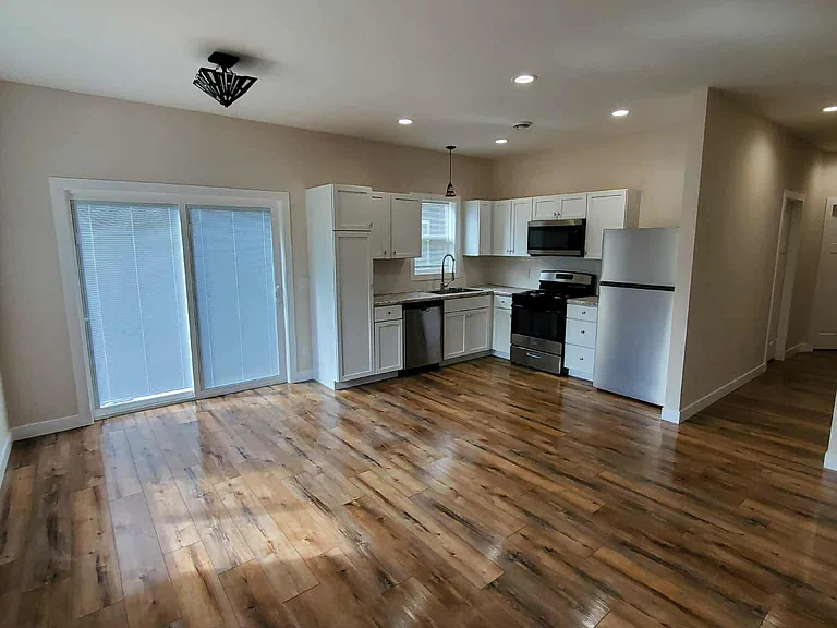 802 E North St — Photo 2