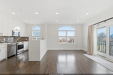 974 Summit Avenue, #406