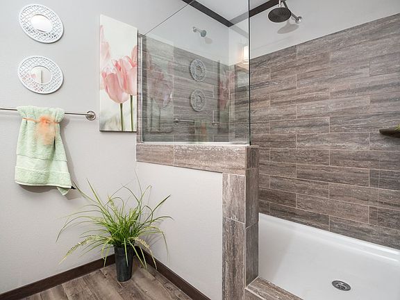 4th image of 129 Pineland Ave #36