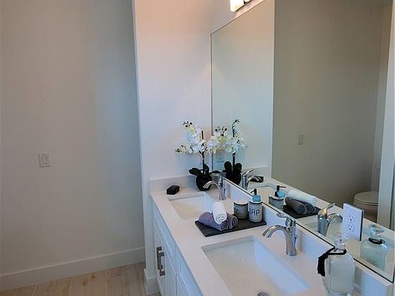 5th image of 1023 NE 1st Ave