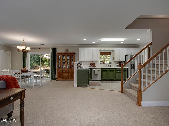 5th image of 154 Glassboro Dr