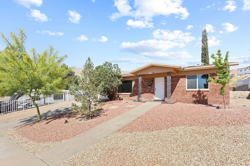 4 bed, 2.0 bath, 1184 sqft, $1,850 — Photo 2