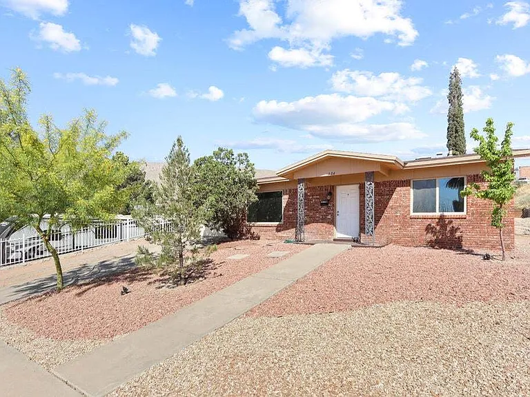 304 Carnival Dr — Photo 2