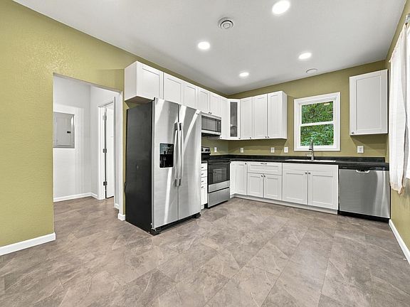 4th image of 101 E Linden St