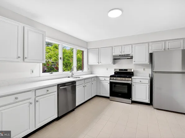 3 Astor Ct, Princeton, NJ 08540