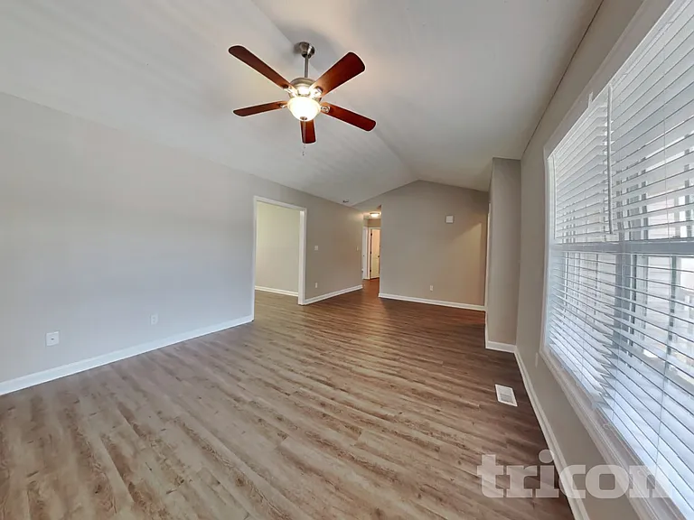2112 McKinnon Dr — Photo 2