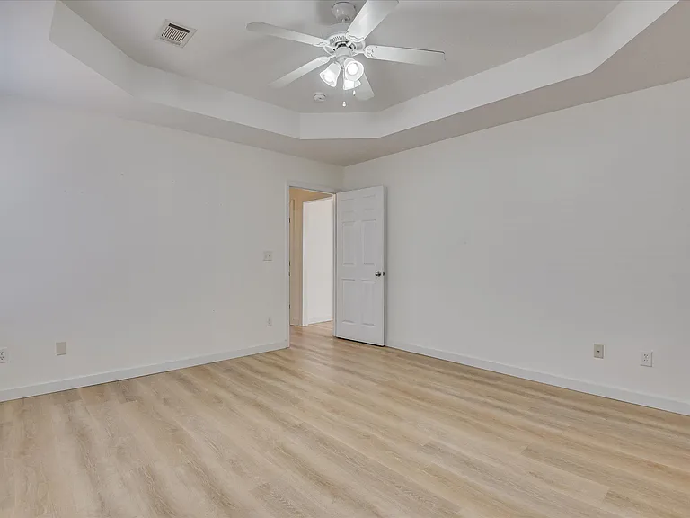 909 Watsonia Dr — Photo 15