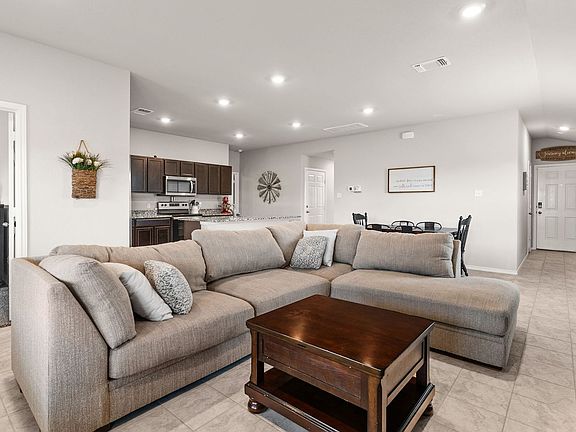 4th image of 3600 Fountain View Dr
