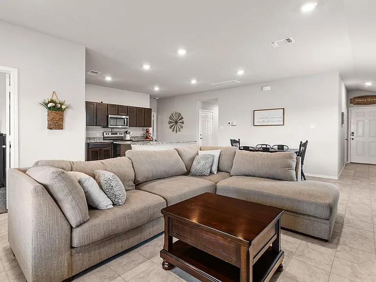 3600 Fountain View Dr — Photo 4