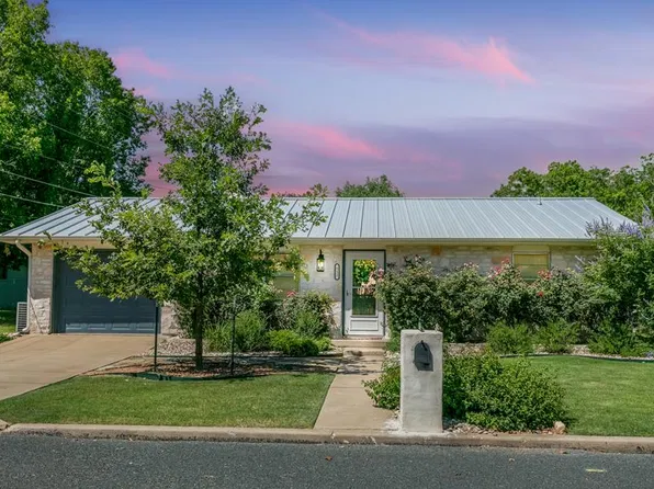 512 W Hackberry St, Fredericksburg, TX 78624