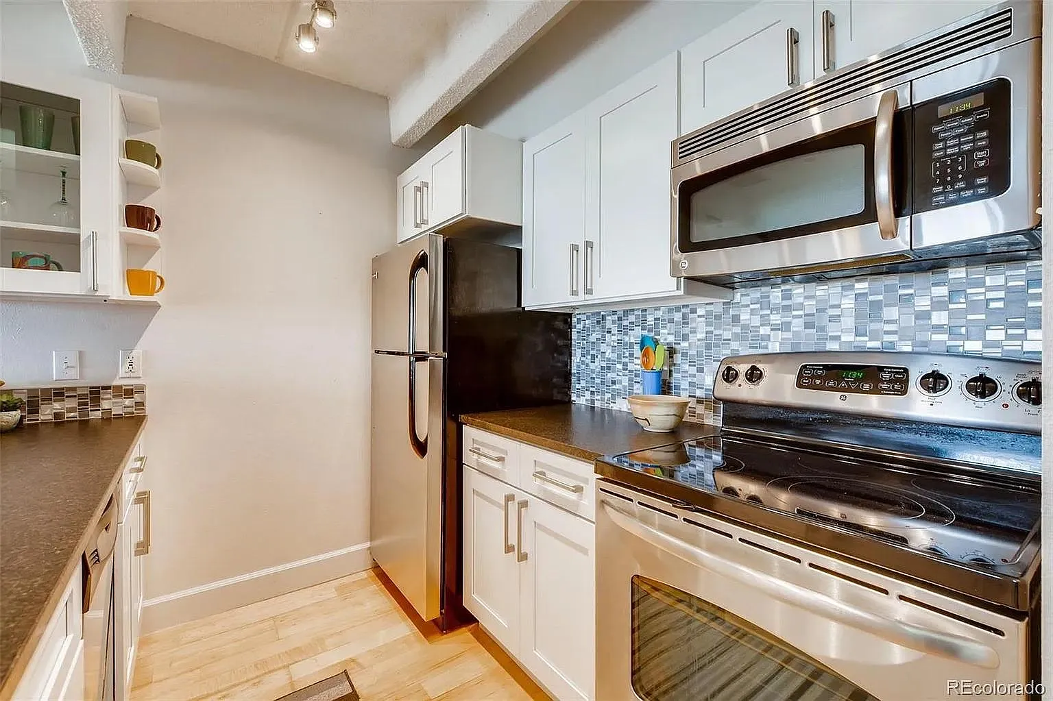 2 bed, 919 sqft, $2,400 — Photo 3