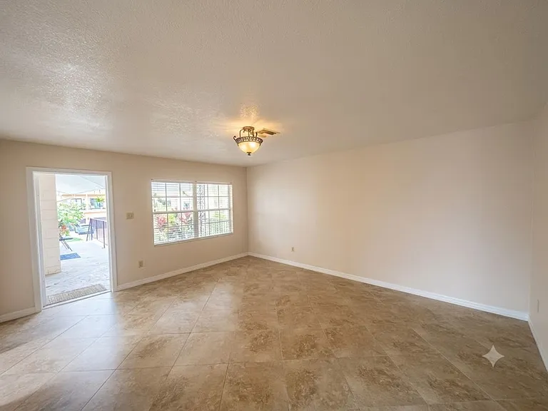 1102 Elmwood St #G — Photo 4