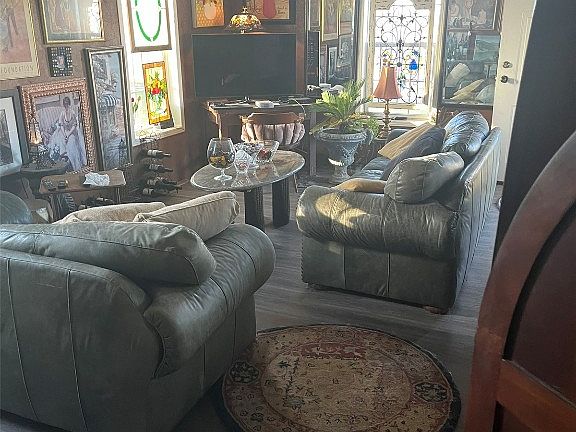 5th image of 301 S Walnut Ave