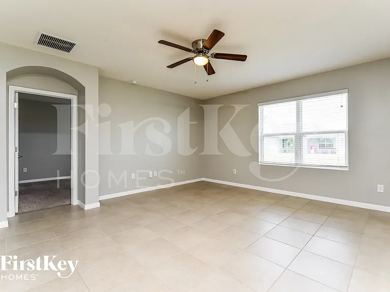 533 NW 13th Ter — Photo 2