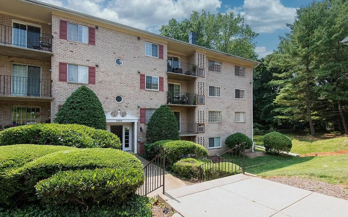 Building Photo - 1523 Colonial Dr #202