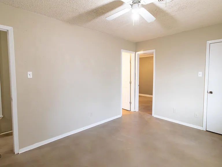1303 Mockingbird St — Photo 12