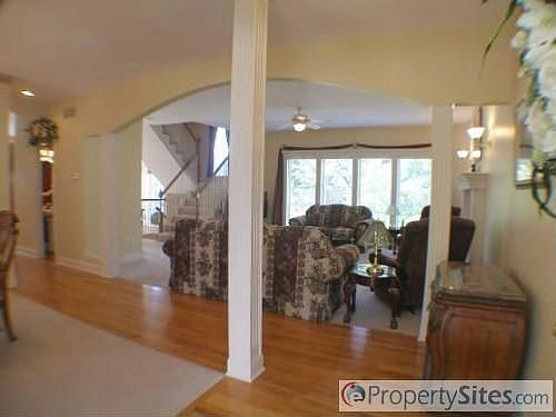 5th image of 105 NE Gaslight Ln