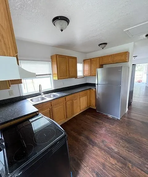 945 S Woodrow Ave — Photo 3