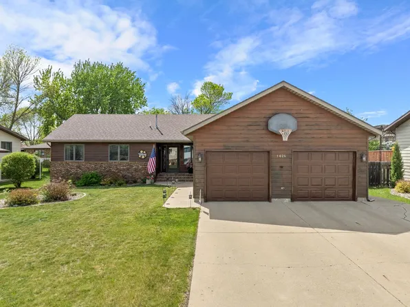 1624 12th St SW, Minot, ND 58701