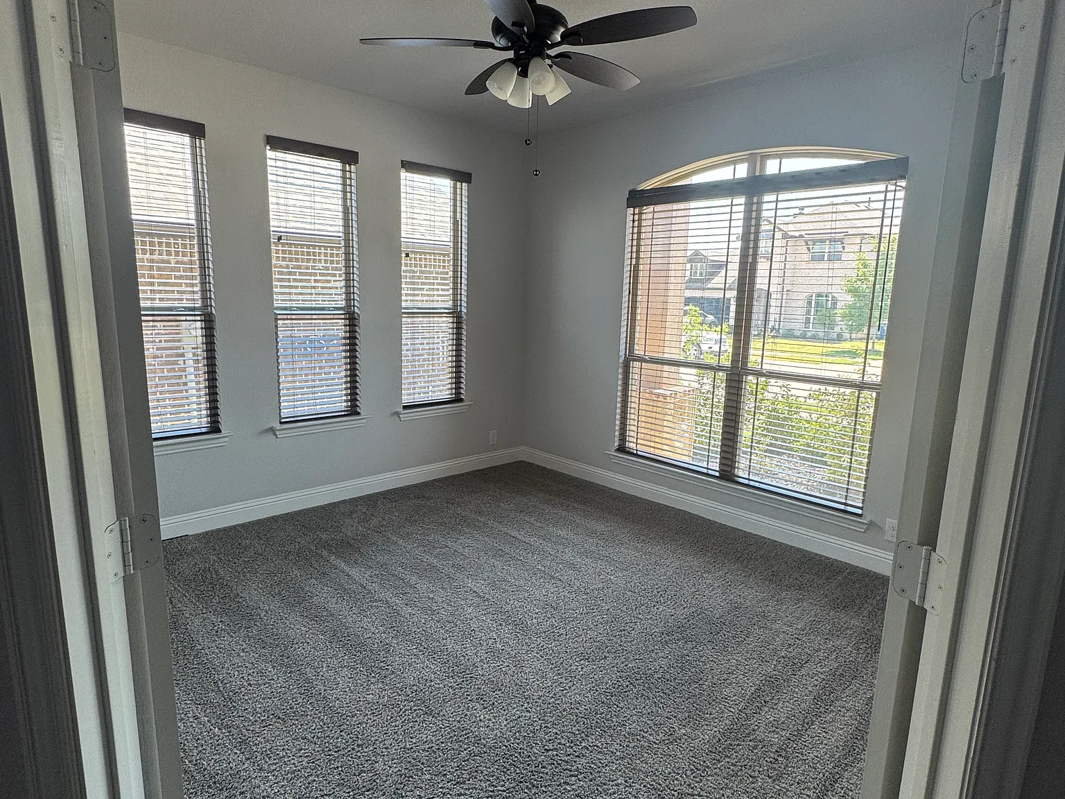 4 bed, 2856 sqft, $2,850 — Photo 3
