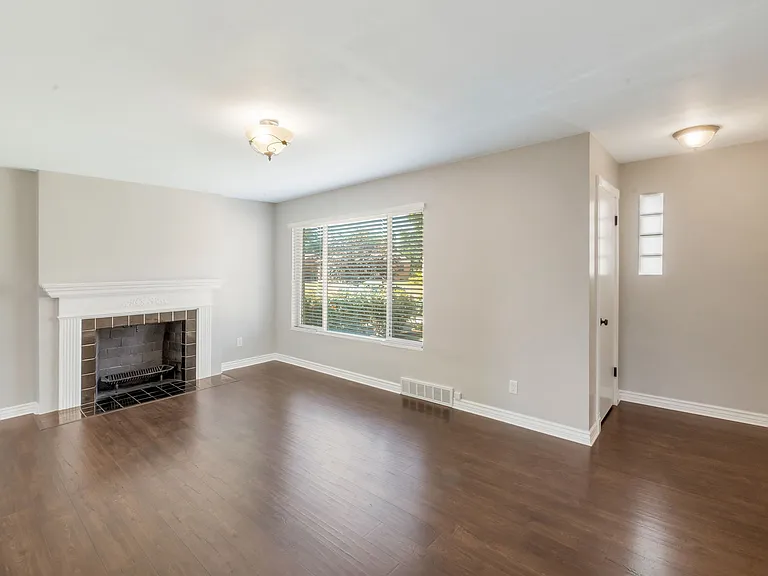 403 E Saunders St — Photo 8