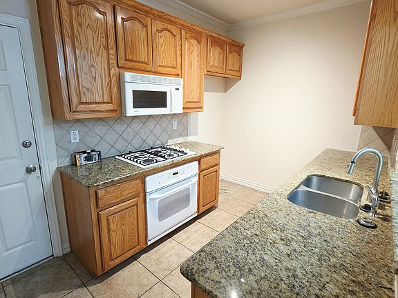 5th image of 4231 Towne Lake Ct