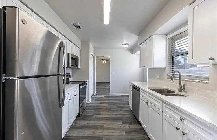 4140 SW 6th Ave — Photo 3
