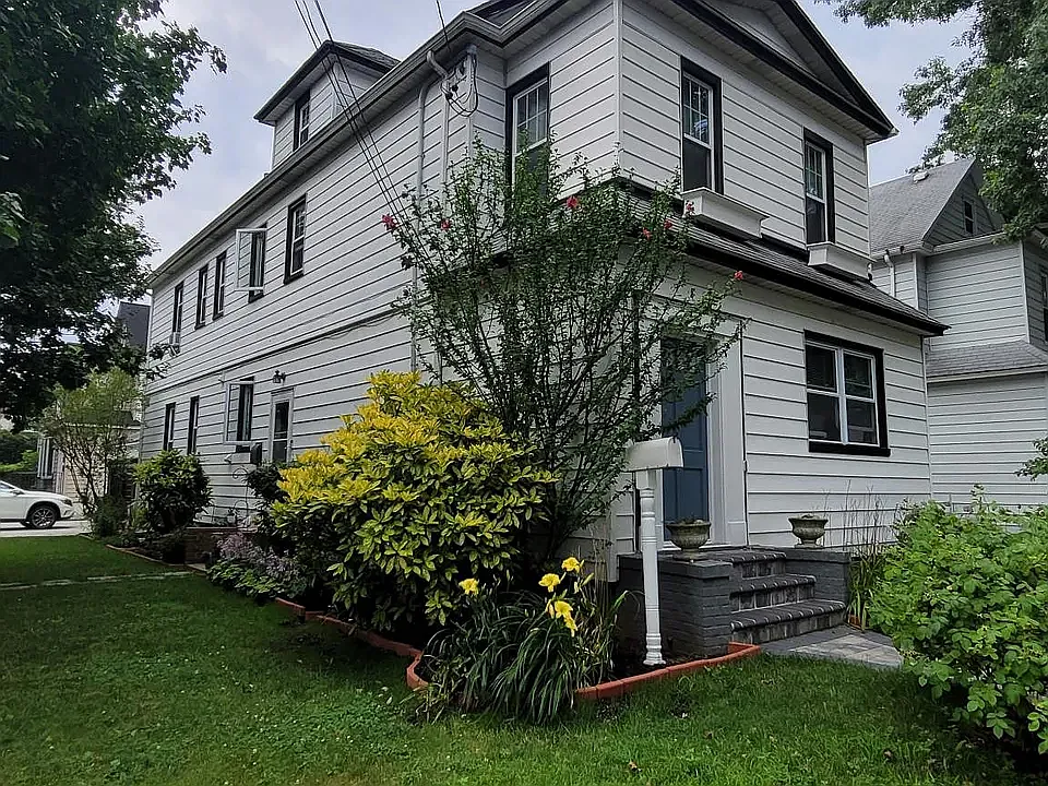28 Whitney Ave