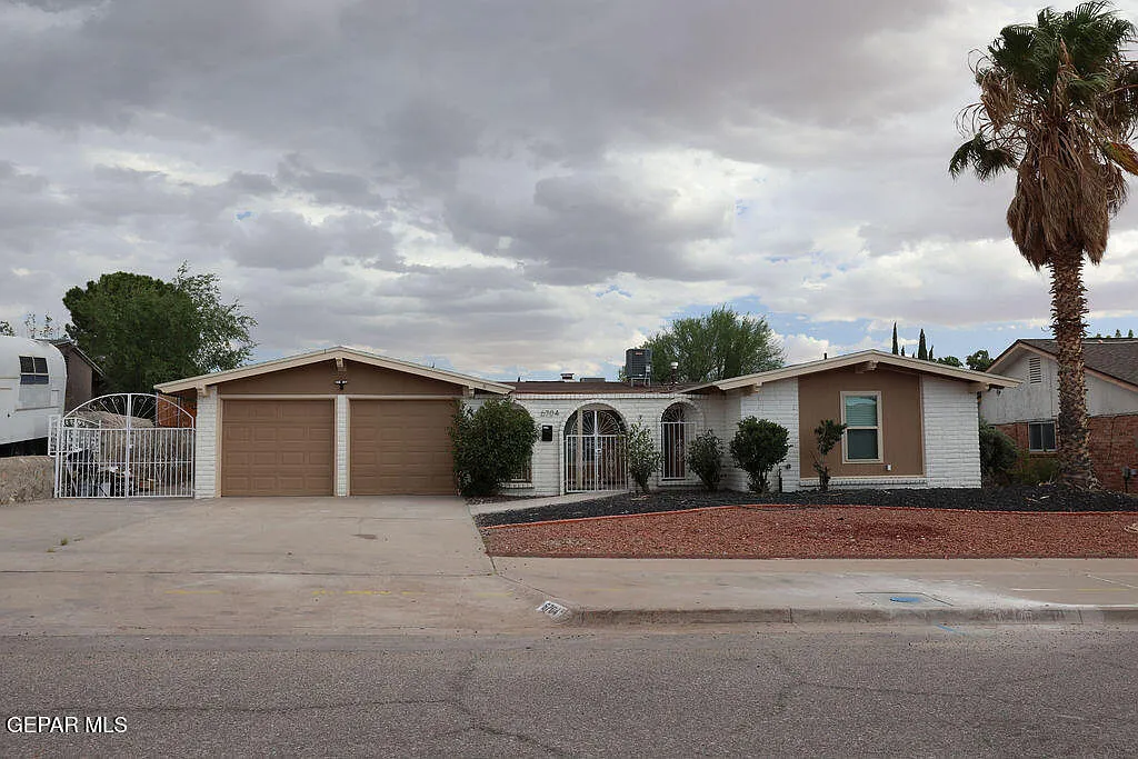 3 bed, 2.0 bath, 1804 sqft — Photo 1