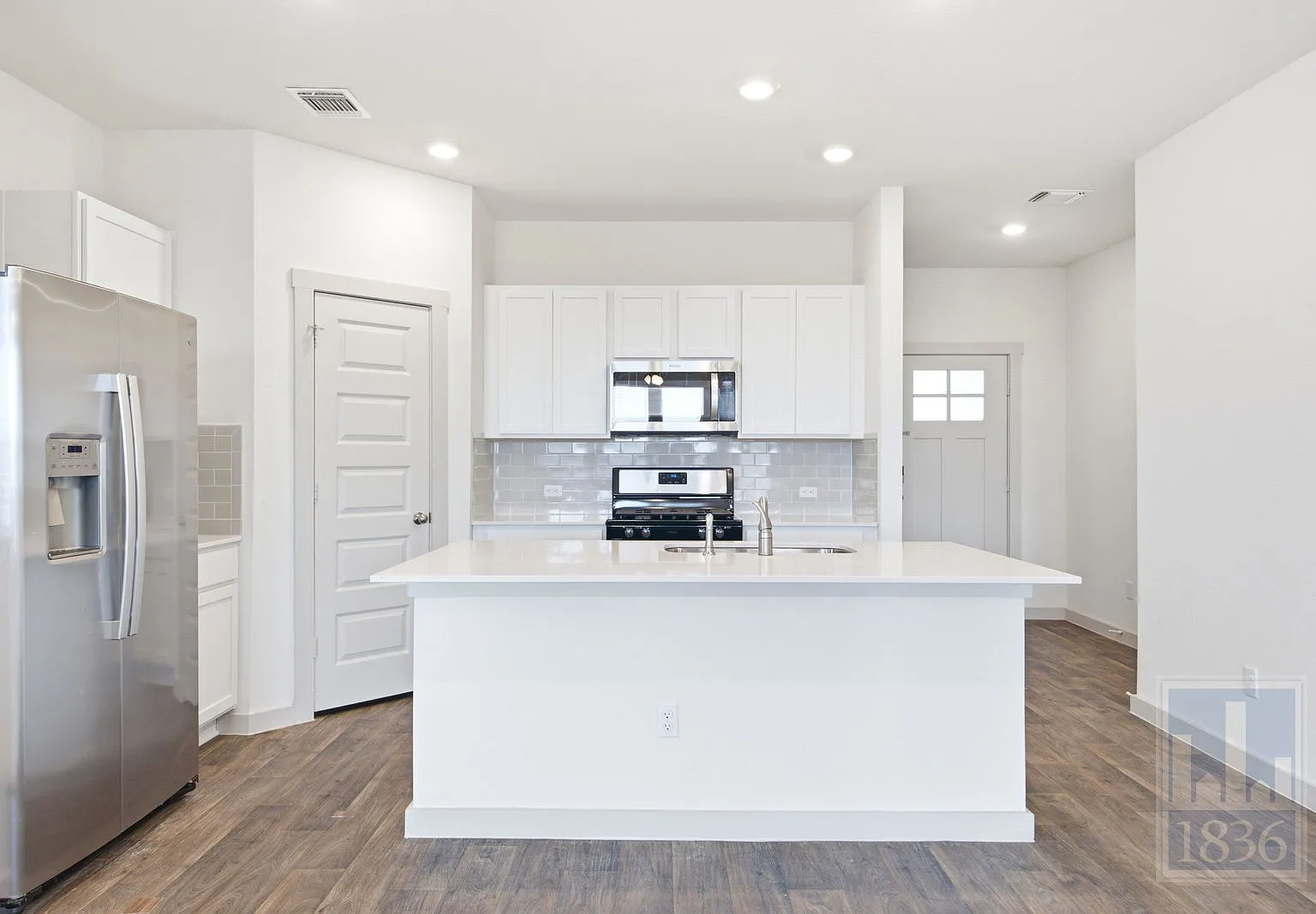 4 bed, 2.0 bath, 1612 sqft, $2,050 — Photo 2