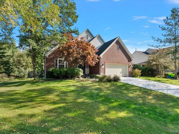 3055 Montclair Dr, Clarkston, MI 48348