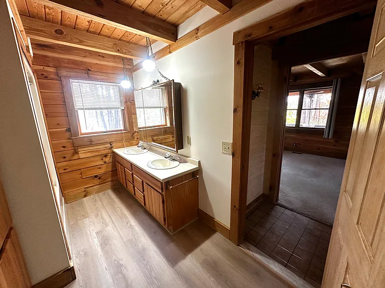 8900 Ravenna Rd — Photo 11