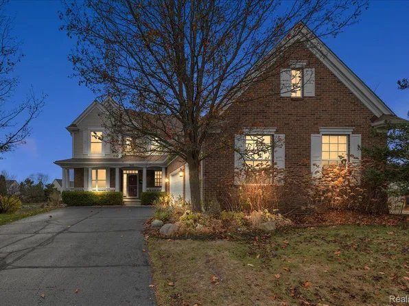 322 Franklin Lake Cir, Oxford, MI 48371