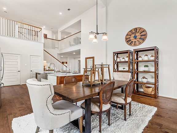 Cozy dining area and kitchen