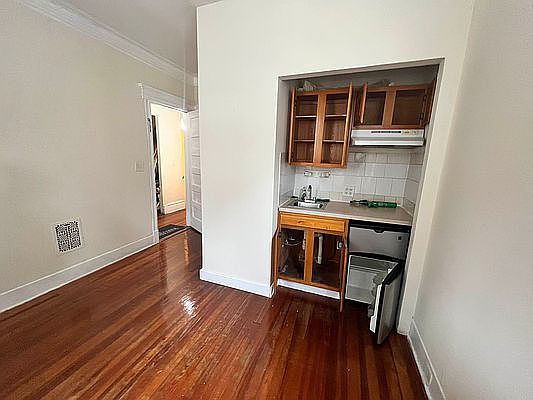 1st image of 220 Westervelt Ave Floor 2