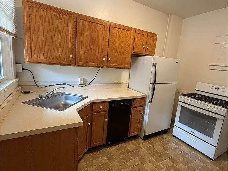 5730 Howe St #1 — Photo 14